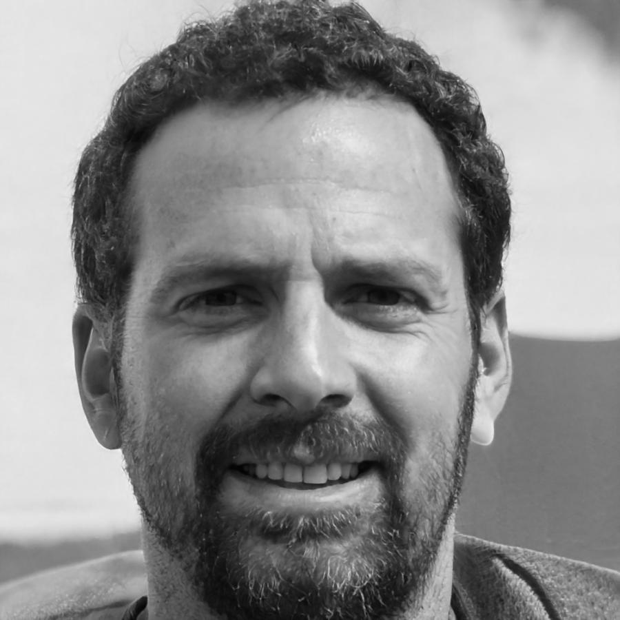Formador financiero analizando estrategias de inversión con perspectiva realista