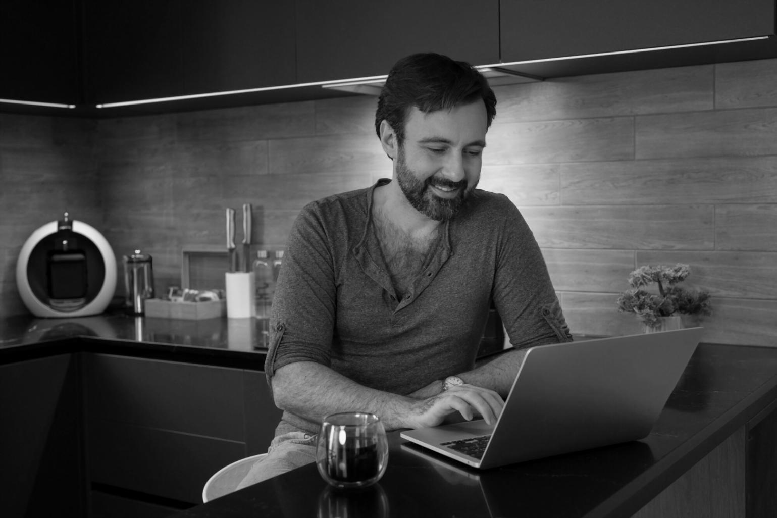 Persona analizando datos financieros en entorno profesional